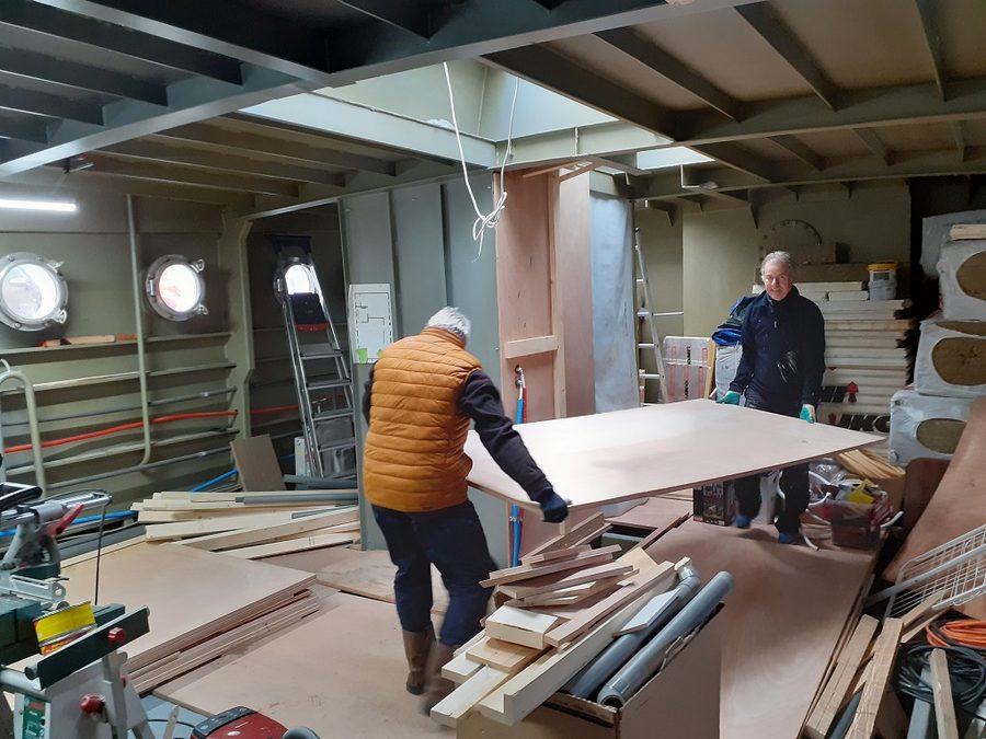 Alles wat op de vloer in het voorschip ligt wordt verplaatst