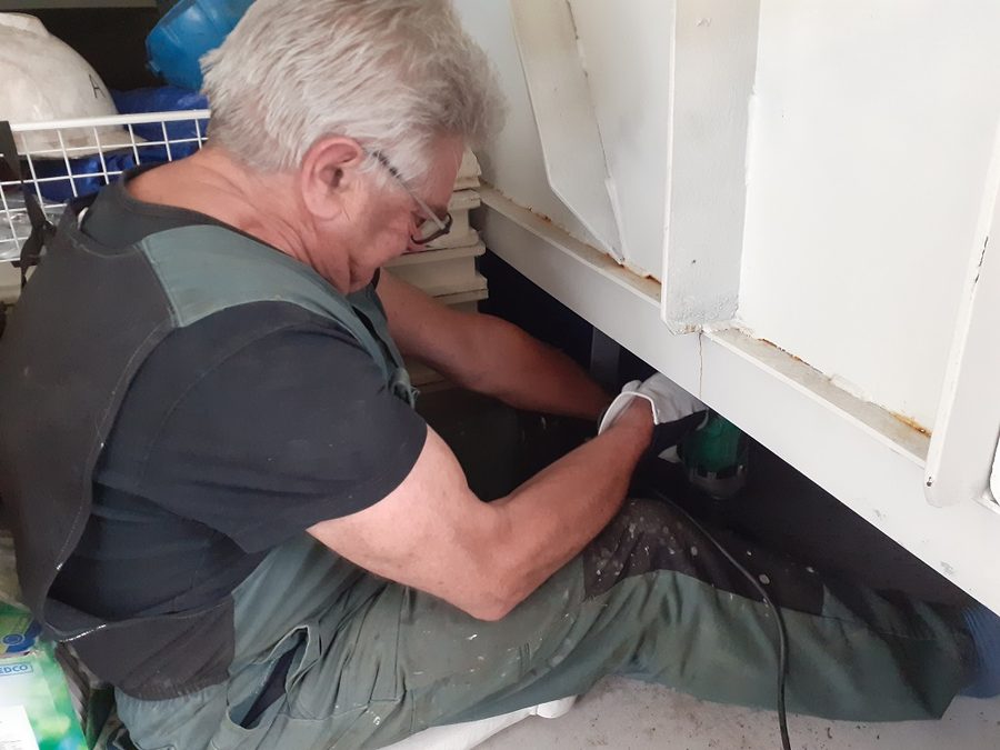 Voor de ventilatie van de toiletruimte maken we een gat in het stalen dek