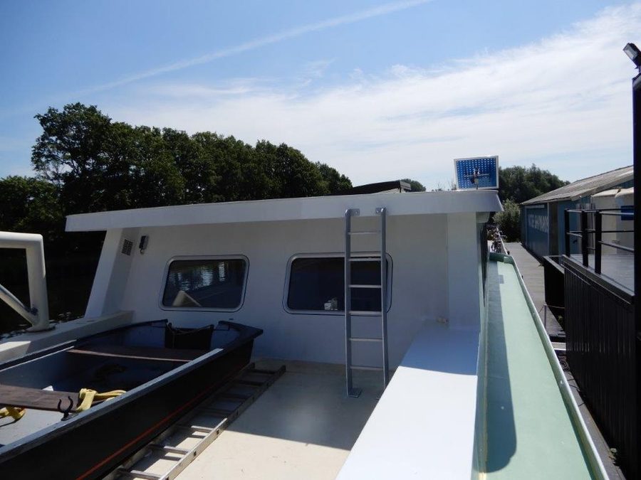 Eerste gangboord boven in de antislip verf