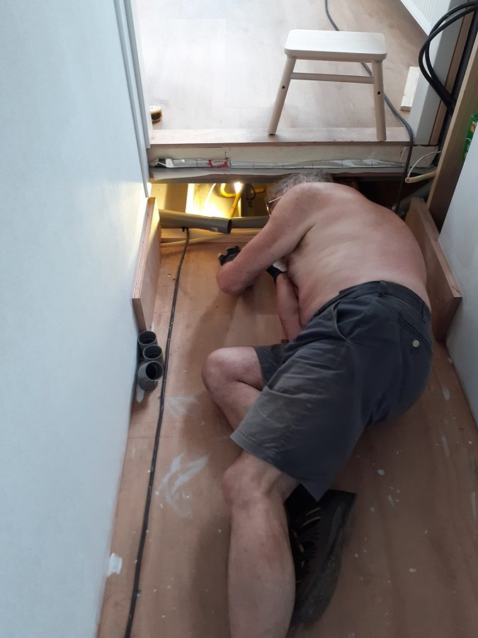 PVC buis onder de vloer gelegd