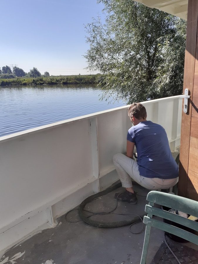 Annelies schuurt  de verschansing op het achterdek