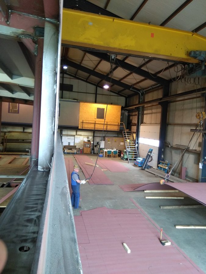 12 meter 8mm plaat vervoeren we in de loods met twee kranen