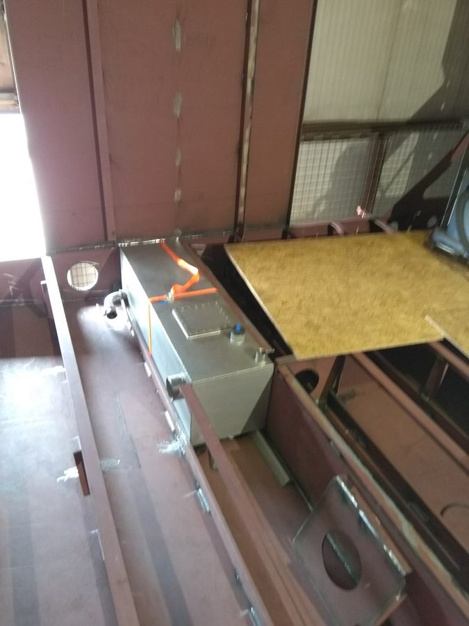 De vuilwater tank op z'n plek