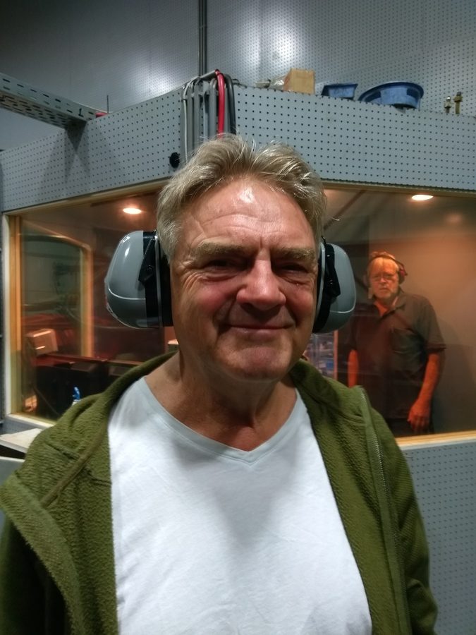 Blij met de motor! De baas van KTB Meppel kijkt toe