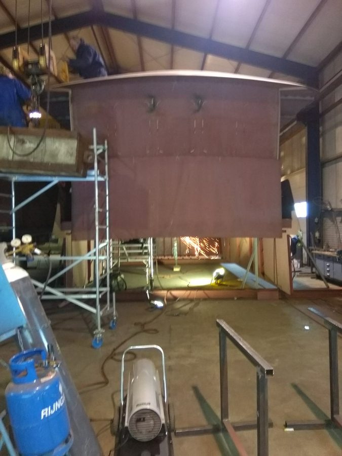 Een blok beton om de pet op het stuurhuis te drukken