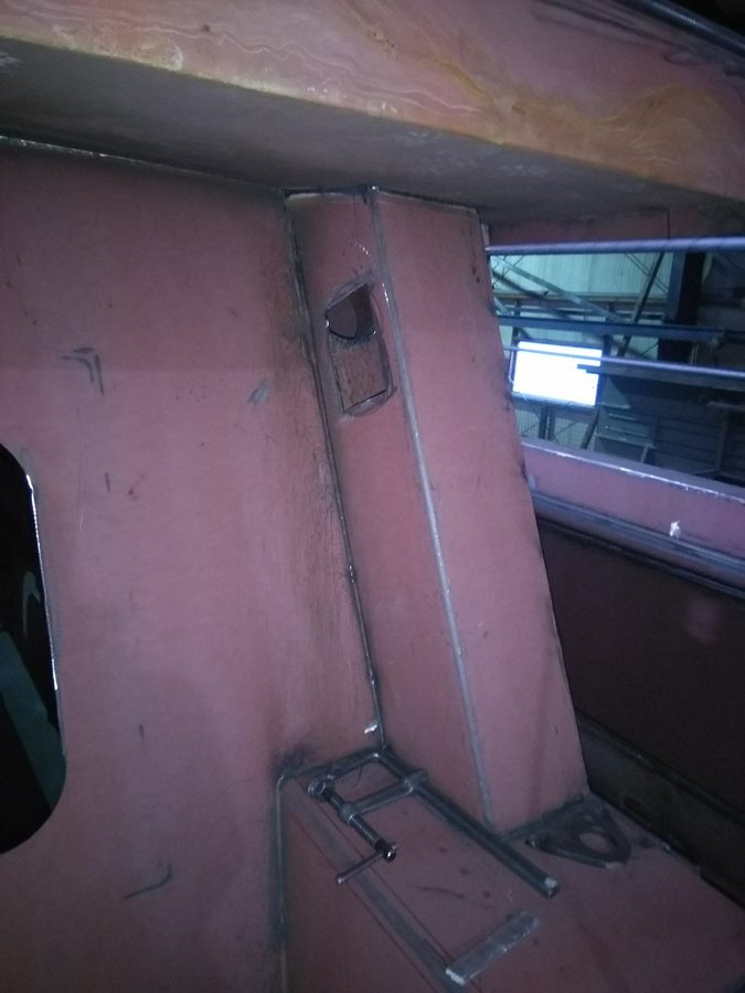 Bovenin de woonkamer komt een ventilatiekoker met geforceerde afvoer