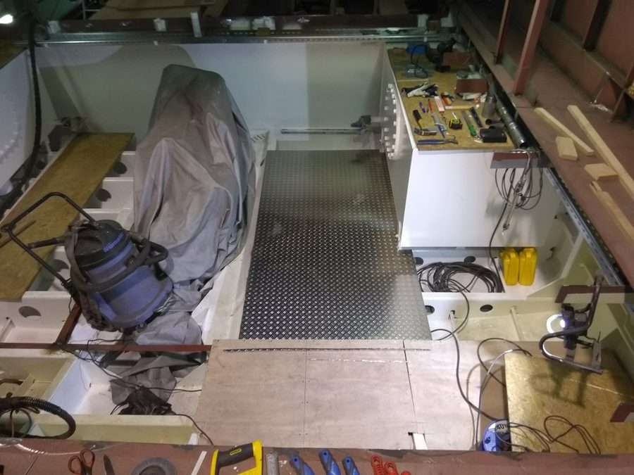 De eerste traanplaat in de machinekamer vindt zijn plek