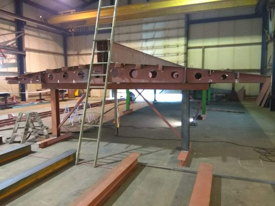 Massieve stalen bokken moeten de bodem omhoog houden