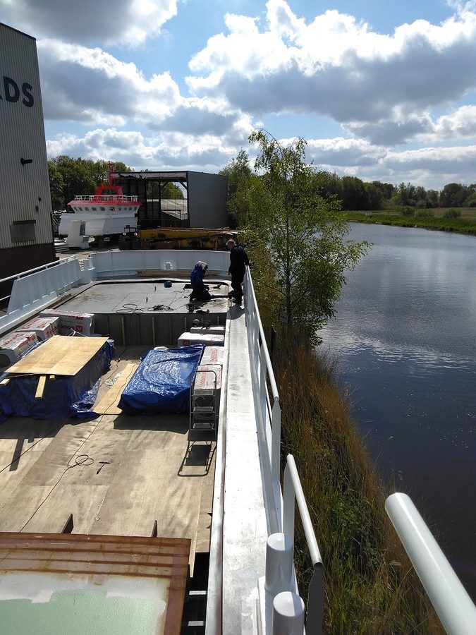 Ondertussen maken we gaten voor de ventilatiekokers naar de motorruimte