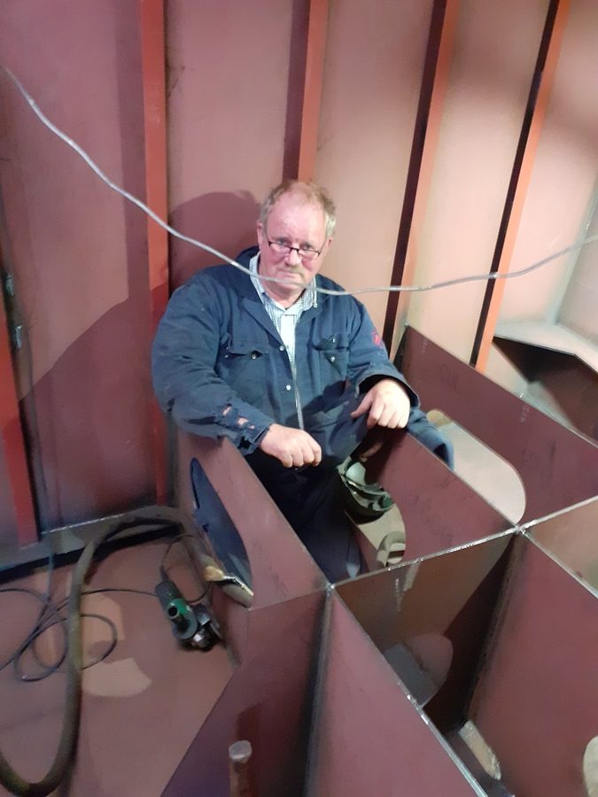 Derk maakt het voorschip sterk