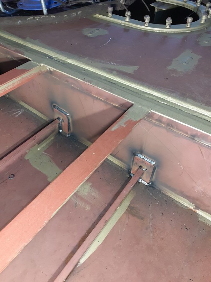 De spanten naar de watertank krijgen een versterkingsplaatje