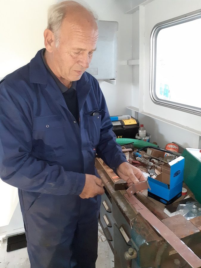 Wtk Herman maakt een steun voor de morse kabels