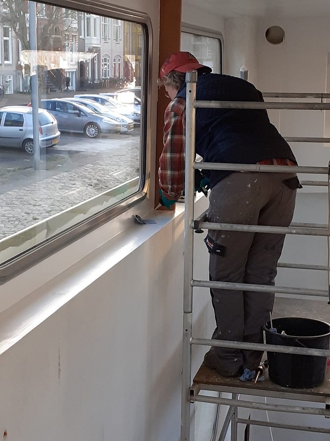 De sierlatten worden afgekit