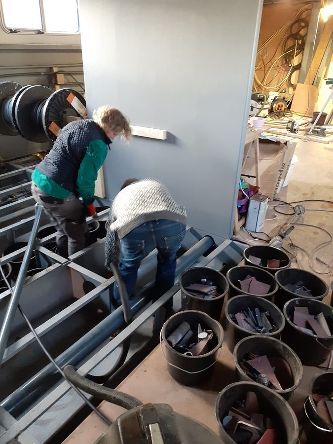 Het verzamelde rest afval ijzer gaat als ballast onder de vloer