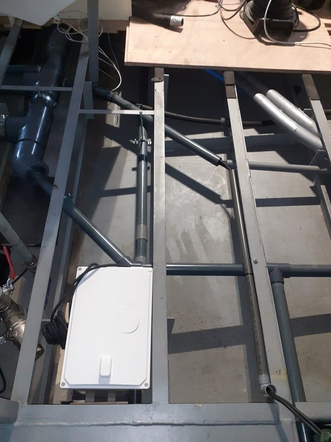 Het witte kastje is de badwaterafvoerpomp