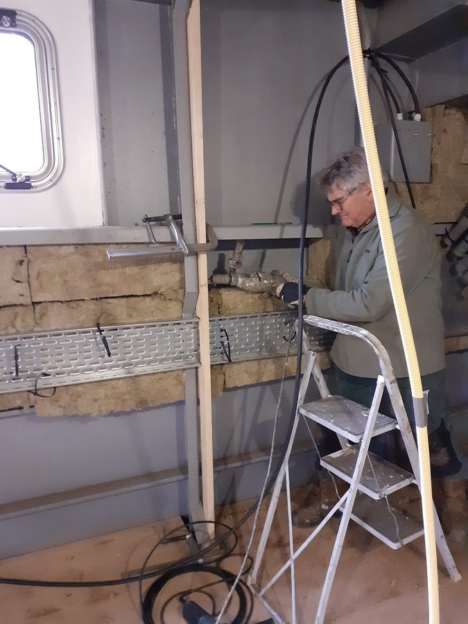 Grondhout voor de wand in de slaapkamer