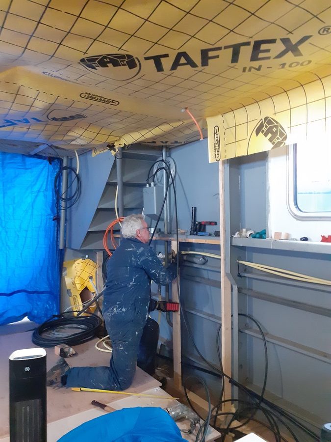 Tiddo zet grondhout voor de wand