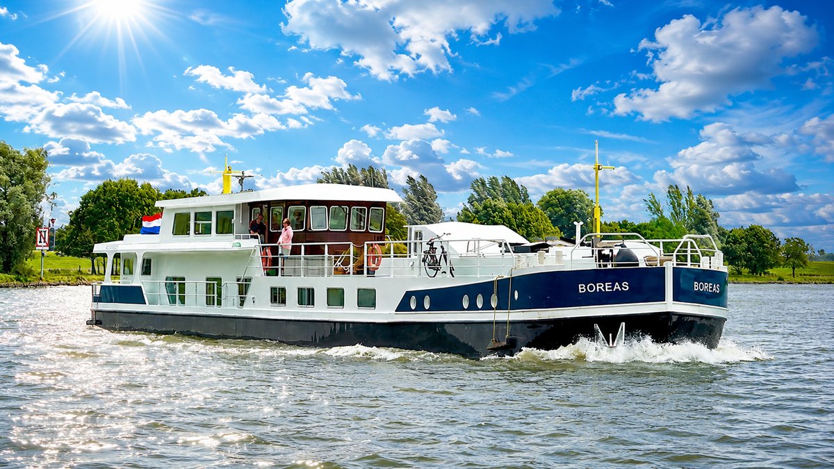 De Boreas varend op de rivier